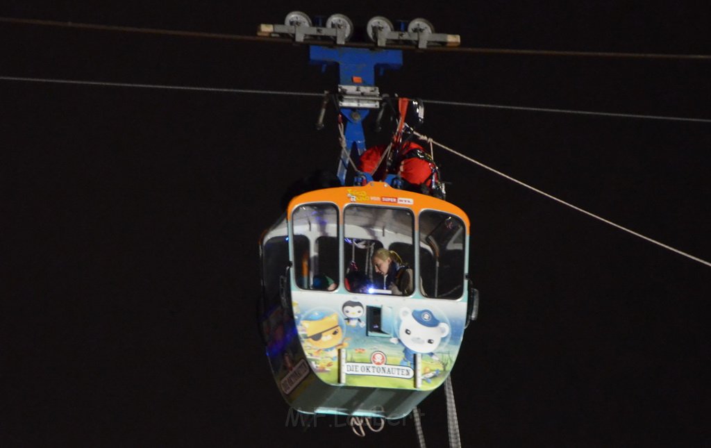 Einsatz BF Hoehenretter Koelner Seilbahn Hoehe Zoobruecke P2471.JPG